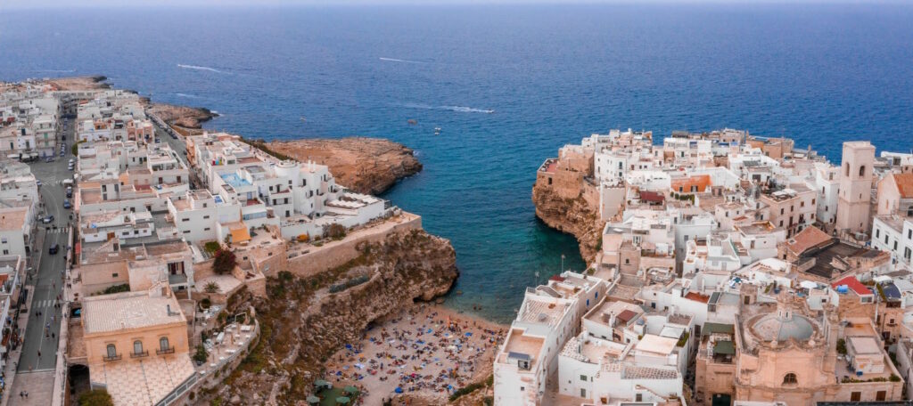 Alicante, położone na wschodnim wybrzeżu Hiszpanii, jest jednym z najbardziej pożądanych miejsc do życia i inwestowania w nieruchomości